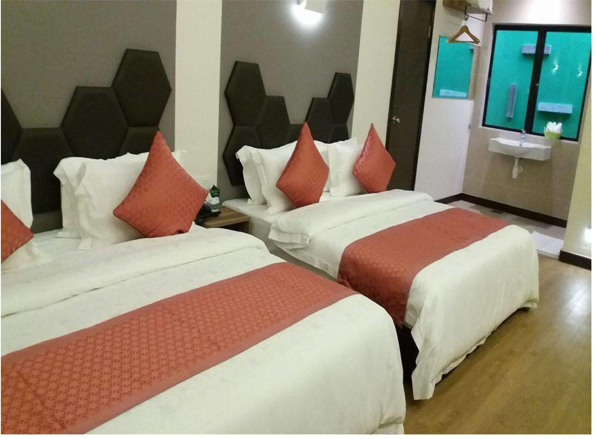 Memoire Hornbill Hotel Kuching Extérieur photo